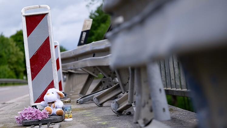 Nach dem Zusammensto&szlig; zweier Busse