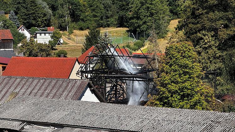 Emtmannsberg: Tiere verenden in brennender Scheune - Feuerwehreinsatz