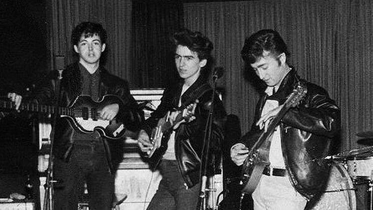 Ein go&szlig;es Abenteuer f&uuml;r Paul, George und John (damals noch ohne Ringo): 1960 verlie&szlig;en die Beatles erstmals ihre britische Heimat, um als Musiker den n&auml;chsten Schritt zu gehen. Die neue ARTE-Doku "Die Beatles in Hamburg" erz&auml;hlt von dieser aufregenden Zeit.