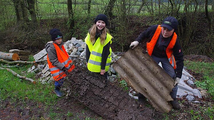 Patrick, Lena und Lukas (von links) befördern ein Lattenrost ans Tageslicht. Fotos: Heike Schülein