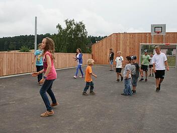 Die Multifunktionsspielfläche in Waldfenster, die im Juli 2013 eröffnet wurde, wird gut angenommen. In der Bürgerversammlung wurde vorgeschlagen, nebenan auch für Zwei- bis Dreijährige Spielgeräte aufzustellen.   Fotos: Gabi Sell