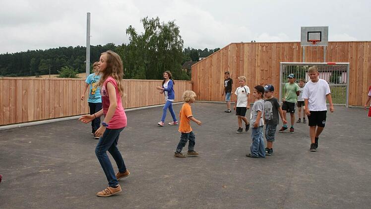 Die Multifunktionsspielfläche in Waldfenster, die im Juli 2013 eröffnet wurde, wird gut angenommen. In der Bürgerversammlung wurde vorgeschlagen, nebenan auch für Zwei- bis Dreijährige Spielgeräte aufzustellen.   Fotos: Gabi Sell