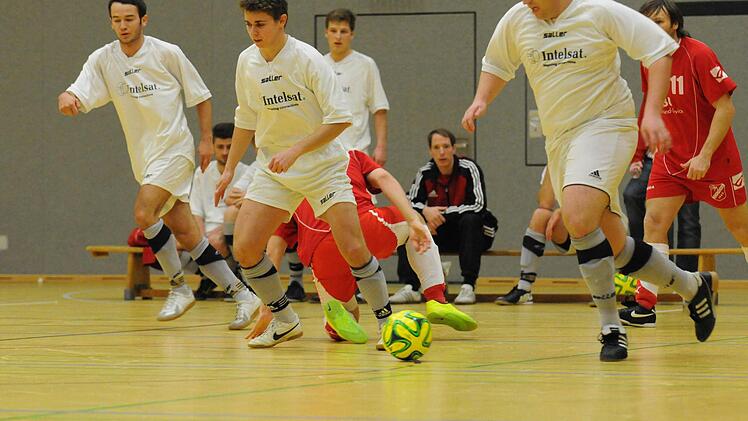 Szene aus dem Spiel des FC Fuchsstadt (weiße Trikots) gegen die DJK Schondra.
