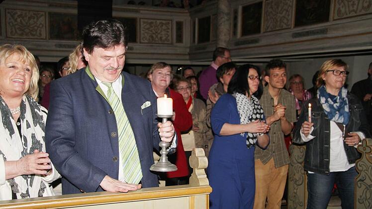 Die Siva ließ Glühbirnen zerspringen - die begeisterten Zuhörer machten mit Kerzen Licht. Foto: Sonja Adam