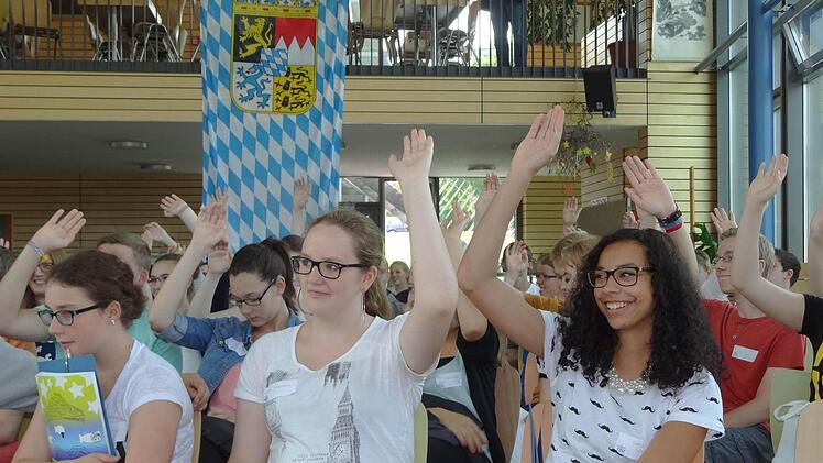Politik in der Mensa: Die Mensa des Friedrich-Rückert-Gymnasiums wurde in den Plenarsaal des Bayerischen Landtags umgestaltet. Die Schüler stimmen mehrheitlich gegen den neuen Gesetzentwurf.
