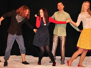 Ein Mädchen im Spannungsfeld zwischen der Liebe zum Vater und zur Schwester und der Liebe zu einem Biest: die Theaterwerkstatt Haßfurt präsentiert heuer das Märchen "Die Schöne und das Biest" im Gewölbekeller der Stadthalle Haßfurt. Unser Bild zeigt (von links) die Schauspieler Benjamin Bochmann, Heidi Lehnert, Martin Habermeyer und Olga Seehafer. Foto: Ulrike Langer
