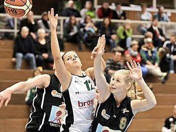 Von den Jahn-Spielerinnen Vera Hürter (l.) und Verena Seligmann (r.) wird Katharina Gröger im Hinspiel in die Zange genommen. Foto: sportpress