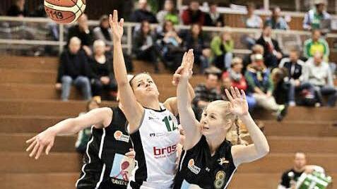 Von den Jahn-Spielerinnen Vera Hürter (l.) und Verena Seligmann (r.) wird Katharina Gröger im Hinspiel in die Zange genommen. Foto: sportpress
