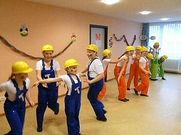 Die jüngste Garde der Faschingsfreunde Aura tanzte sich als Bauarbeiter in die Herzen der Besucher, die beim Seniorenfasching in Aura zu Gast waren.  Foto: S. Holzinger