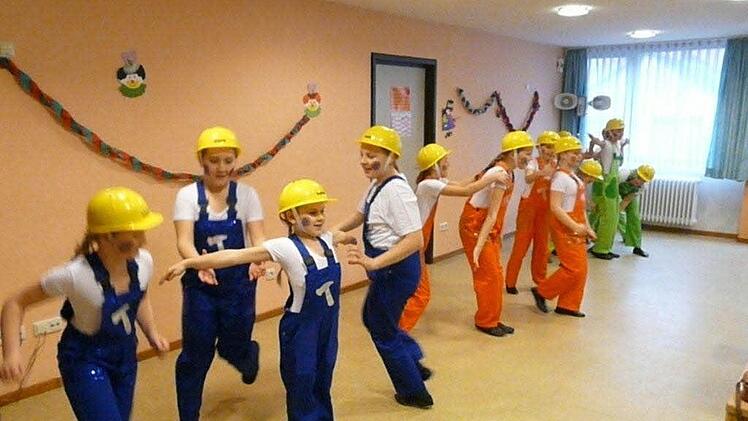 Die jüngste Garde der Faschingsfreunde Aura tanzte sich als Bauarbeiter in die Herzen der Besucher, die beim Seniorenfasching in Aura zu Gast waren.  Foto: S. Holzinger