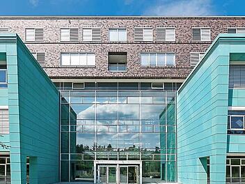 Das neue Chemikum - hier der Eingang -ist wegen der Lüftungsprobleme immer noch ungenutzt. Fotos: Staatliches Bauamt Erlangen-Nürnberg