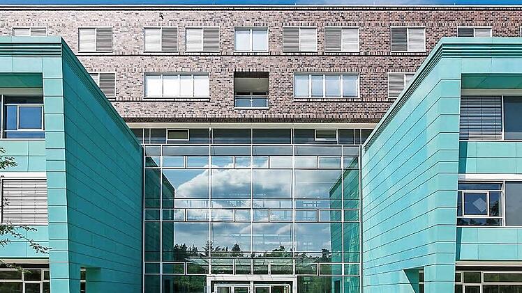 Das neue Chemikum - hier der Eingang -ist wegen der Lüftungsprobleme immer noch ungenutzt. Fotos: Staatliches Bauamt Erlangen-Nürnberg