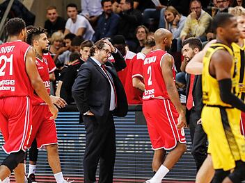 Andrea Trinchieri (Mitte) rauft sich die Haare, während Augustine Rubit, Daniel Hackett und Ricky Hickman (v. l.) enttäuscht vom Parkett schleichen. Foto: Daniel Löb
