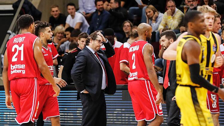 Andrea Trinchieri (Mitte) rauft sich die Haare, während Augustine Rubit, Daniel Hackett und Ricky Hickman (v. l.) enttäuscht vom Parkett schleichen. Foto: Daniel Löb