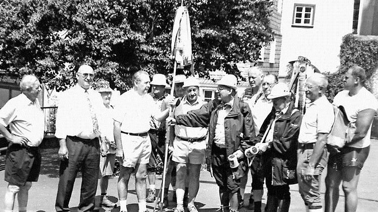 Ein Foto aus der jüngeren Geschichte des Vereins: Die Wanderer der Ortsgruppe Issigau-Reitzenstein übergaben den Hauptwimpel am Frankenwaldtag 1994 auf dem Grafengehaiger Marktplatz an den örtlichen Frankenwaldverein. Foto: Klaus-Peter Wulf