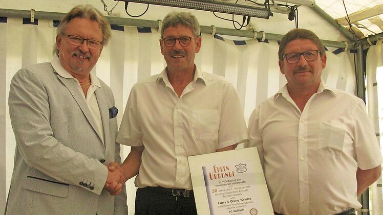 Gary Krebs (Mitte) wurde von Bürgermeister Hans Pietz (links) und 2. Vorsitzenden Ralf Konrad für sein 30-jähriges ehrenamtliches Engagement als 1. Vorsitzender geehrt. Foto: K.- H. Hofmann