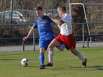 0:0 - Ein Ergebnis, das im Kellerduell vom vergangenen Samstag weder Christopher Köhler (blaues Trikot) und dem FC Mitwitz noch Andre Feuerpfeil und dem TSV Ludwigsstadt wirklich nützte.  Foto: Lisa Hümmer