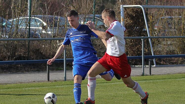 0:0 - Ein Ergebnis, das im Kellerduell vom vergangenen Samstag weder Christopher Köhler (blaues Trikot) und dem FC Mitwitz noch Andre Feuerpfeil und dem TSV Ludwigsstadt wirklich nützte.  Foto: Lisa Hümmer