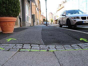 Marode Stellen in den Gehwegen sind bereits gekennzeichnet worden. In der nächsten Woche beginnen die Bauarbeiten.  Foto: Thomas Malz