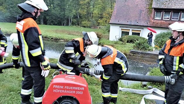 Insgesamt waren bei der &Uuml;bung 60 Feuerwehrkr&auml;fte im Einsatz. Fotos: Werner Rei&szlig;aus