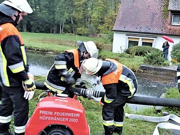Insgesamt waren bei der Übung 60 Feuerwehrkräfte im Einsatz. Fotos: Werner Reißaus