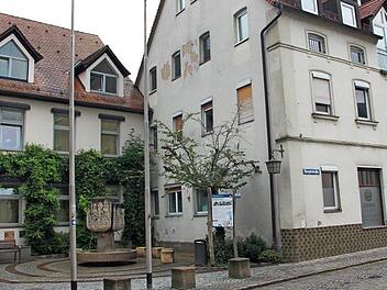 Das Schmälinghaus in Nachbarschaft des Rathauses ist jetzt Eigentum des Marktes Burgebrach. Aber zur Erweiterung des Verwaltungsgebäudes (links) taugt es nach Expertenmeinung wohl nicht. Foto: Elke Pieger