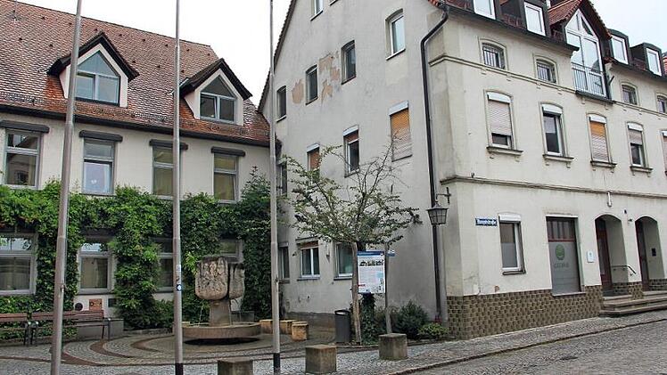 Das Schmälinghaus in Nachbarschaft des Rathauses ist jetzt Eigentum des Marktes Burgebrach. Aber zur Erweiterung des Verwaltungsgebäudes (links) taugt es nach Expertenmeinung wohl nicht. Foto: Elke Pieger