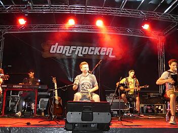 Sorgten im Seestadion für gute Stimmung: Die Dorfrocker machen während ihrer "Heldentour" Station in Sand.  Fotos: Christian Licha