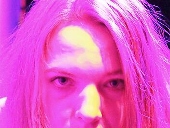 Anna Schindlbeck spielt Hanna.