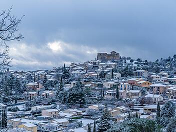 Village of gréoux les bains, village under the snow, Provence, France  von Jianbin Das Dorf Gréoux-les-Bains, ein Dorf unter Schnee, Provence, Frankreich
