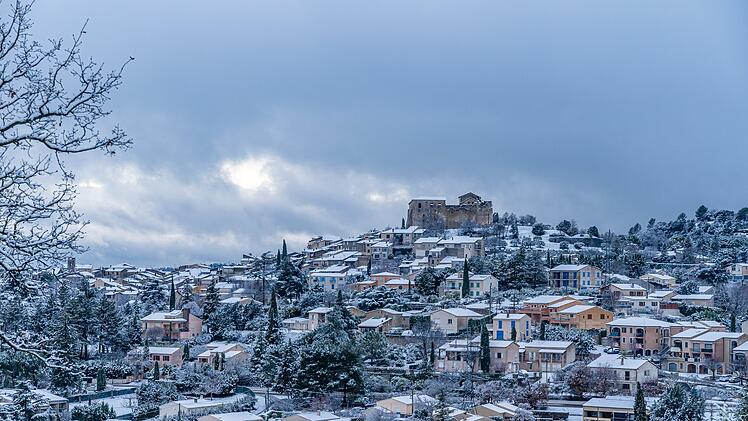 Village of gréoux les bains, village under the snow, Provence, France  von Jianbin Das Dorf Gréoux-les-Bains, ein Dorf unter Schnee, Provence, Frankreich