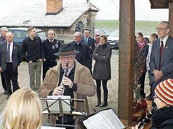 Alfred Wachs (r.) freute sich über ein Geburtstagsständchen der Stadtkapelle Höchstadt. Foto: Manfred Welker