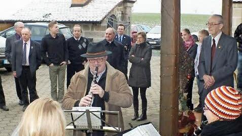 Alfred Wachs (r.) freute sich über ein Geburtstagsständchen der Stadtkapelle Höchstadt. Foto: Manfred Welker