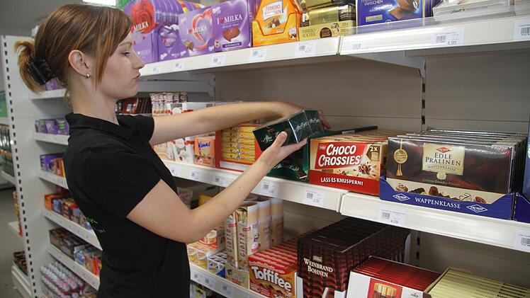 Sieht doch schon gut aus, findet Bine Kluge - sie hat sich die Naschabteilung als Betätigungsfeld ausgesucht. Fotos: Sonja Adam