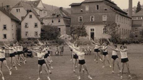 Sport macht nur gemeinsam Spaß: Die Schülerinnen des Franz-Miltenberger Gymnasiums Bad Brückenau waren einst unter sich. Das Gymnasium besteht bereits seit 90 Jahren. Das Jubiläum wird groß gefeiert. Fotos: privat