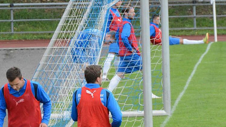 Aufwärmen am Spielfeldrand: Die Unterpleichfelder vor ihrem Gastspiel in Münnerstadt. Foto: ssp