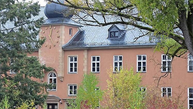 Langsam aber sicher erobert die Natur Teile des ehemaligen BGS-Geländes zurück. Doch der Bund will das Areal jetzt aus seinem Dornröschenschlaf holen und die Gebäude sanieren. Ziel ist es, hier günstigen Wohnraum zu schaffen. Foto: Ulrike Nauer