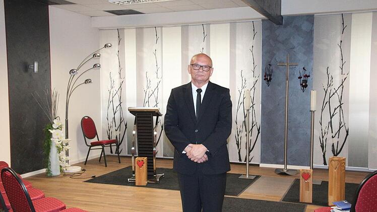 Manfred Brehm in seiner Trauerhalle. Foto: Simone Bastian