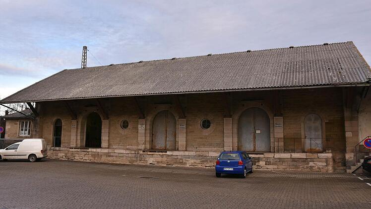 Die Cafe Kölsch GmbH, die schon in Schweinfurt das "Cafe Kölsch" betreibt, möchte gerne die ehemalige Güterhalle am Bahnhof in Haßfurt (im Bild) umbauen und als "Eventhalle" und Gaststätte nutzen. Foto: Ulrike Langer