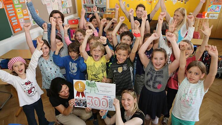 Juhu! Die Klassen 3a und 3b der Bamberger Martinschule freuen sich riesig über ihren ersten Platz. Hinten freuen sich die Klassenlehrer Claudia Schramm und Lukas Gosoge zusammen mit Schulleiterin Ulrike Weiß, vorne halten Christine Martin und Isabelle Epplé den Preis hoch. Foto: Barbara Herbst