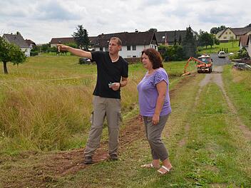 Hier erklärt Bauhofleiter Christian Metz der Anwohnerin Marianne Rößer, welche Arbeiten im Flurstück Brennofen vorgenommen werden. Im Hintergrund sind bereits Mäharbeiten zu beobachten. Foto: Kathrin Kupka-Hahn