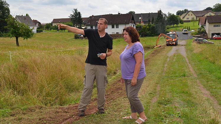 Hier erklärt Bauhofleiter Christian Metz der Anwohnerin Marianne Rößer, welche Arbeiten im Flurstück Brennofen vorgenommen werden. Im Hintergrund sind bereits Mäharbeiten zu beobachten. Foto: Kathrin Kupka-Hahn