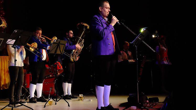 Kein Blatt vor seinen Mund nahm Tobias Popp, der die Untererthaler Musikanten leitete. Foto: Gerd Schaar