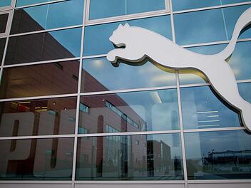 Der Sportartikelhersteller aus Herzogenaurach schraubt den Gewinn deutlich nach oben. Foto: Daniel Karmann/dpa
