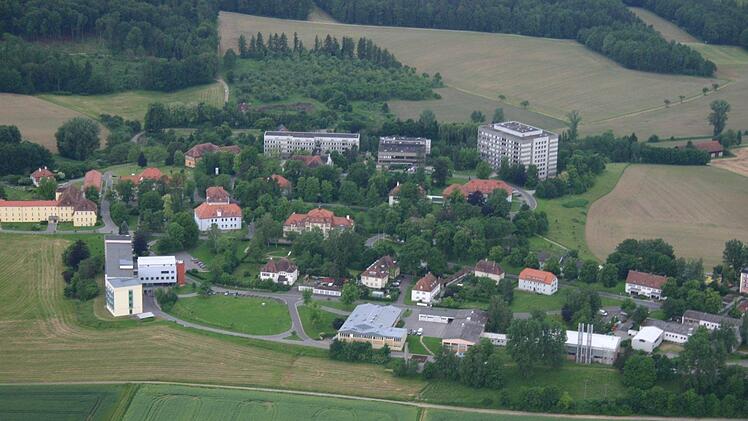 Für Susann Biedefeld (SPD) bleiben die Türen des Bezirksklinikums Obermain in Kutzenberg vor den Wahlen verschlossen. Matthias Einwag