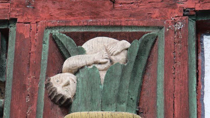Der Mauerscheißer am Forchheimer Rathaus ist wichtiger Bestandteil jeder Stadtführung. Ob die Figur nun auch Namensgeber für das Altstadtfest wird , darüber werden die Bürger entscheiden.  Foto: Barbara Herbst