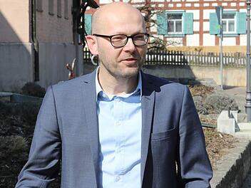 Um vom Fachwerkhaus, in dem Michael Bayer aufgewachsen ist und noch heute mit seiner Familie wohnt, ins Hetzleser Rathaus zu gelangen, muss der neue Bürgermeister nur über die Straße. Foto: Barbara Herbst