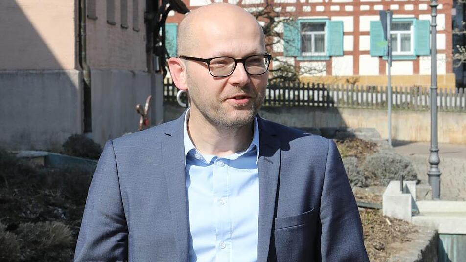 Um vom Fachwerkhaus, in dem Michael Bayer aufgewachsen ist und noch heute mit seiner Familie wohnt, ins Hetzleser Rathaus zu gelangen, muss der neue Bürgermeister nur über die Straße. Foto: Barbara Herbst
