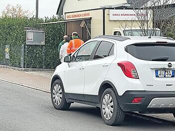 Das ist das, was eigentlich nicht mehr passieren sollte: Mal schnell am Rand stehen bleiben, um sich mit Essen zu versorgen.  Foto: Michael Busch