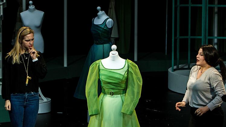 "Wiener Blut": Probenszene am Landestheater mit Dimitra Kotidou (rechts) als Pepi Pleininger und Sophie-Magdalena Reuter als Demoiselle Franziska Cagliari.Foto: Jochen Berger